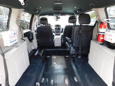 Used 2020 Dodge Grand Caravan SXT FWD image 5