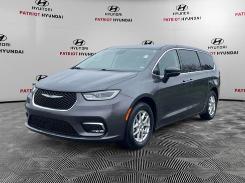 Used 2023 Chrysler Pacifica Touring-L FWD image 3