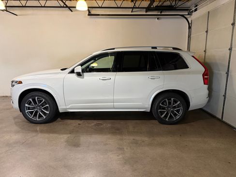 Used 2017 Volvo XC90 T6 Momentum w/ Vision Package image 2