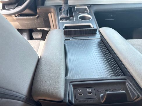 Used 2025 Toyota Sienna LE FWD image 22