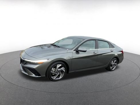 Used 2025 Hyundai Elantra Limited image 8
