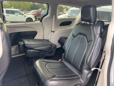 Used 2024 Chrysler Pacifica Touring-L image 19