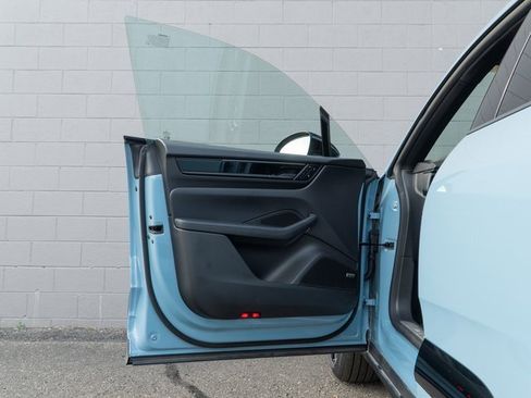 Certified 2025 Porsche Macan Electric image 16