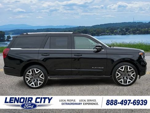 Used 2026 Ford Expedition Platinum w/ Platinum Ultimate Package AWD/4WD image 2