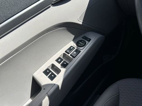 Used 2020 Hyundai Elantra SE w/ Winter Weather Package FWD image 12