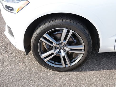 Used 2020 Volvo XC60 T5 Momentum w/ Protection Package Premier AWD/4WD image 9