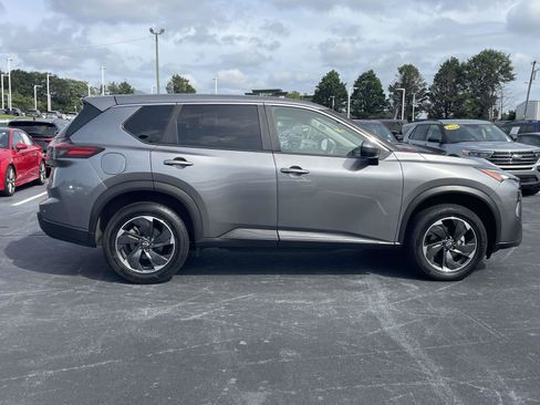 Used 2024 Nissan Rogue SV AWD/4WD image 8