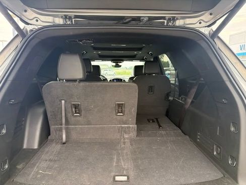 Used 2023 Chevrolet Traverse LT w/ LT Premium Package FWD image 7