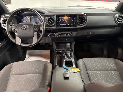 Used 2017 Toyota Tacoma TRD Off-Road image 32