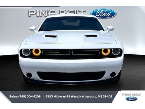 Used 2022 Dodge Challenger SXT RWD image 3