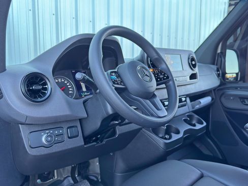 Used 2023 Mercedes-Benz Sprinter 2500 image 13
