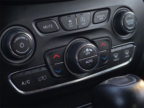 Used 2022 Jeep Cherokee Limited image 21