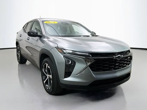 Used 2025 Chevrolet Trax RS w/ Driver Confidence Package image 1