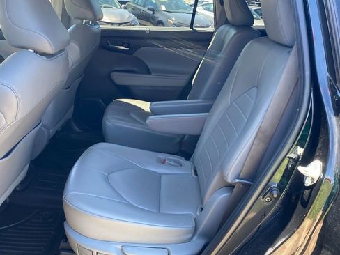 Used 2021 Toyota Highlander XLE FWD image 8