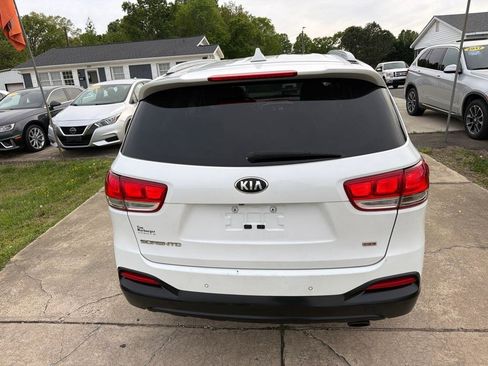 Used 2017 Kia Sorento LX w/ LX Convenience Package image 12