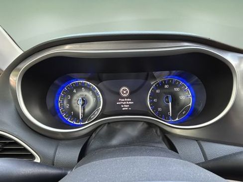 Used 2023 Chrysler Pacifica Touring-L FWD image 15