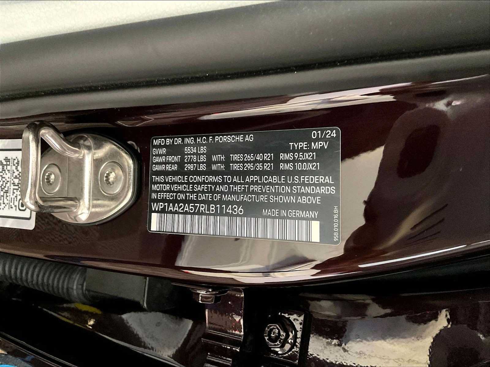 Certified 2024 Porsche Macan AWD/4WD image 36