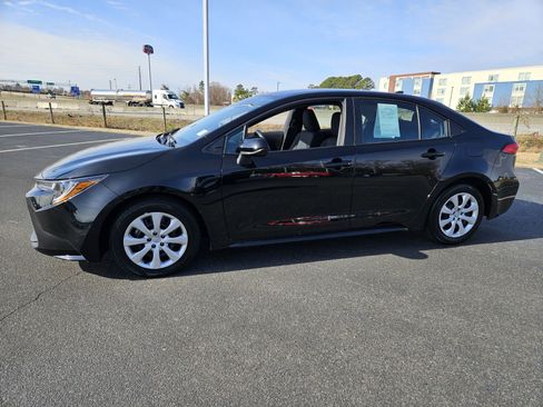Used 2025 Toyota Corolla LE image 3