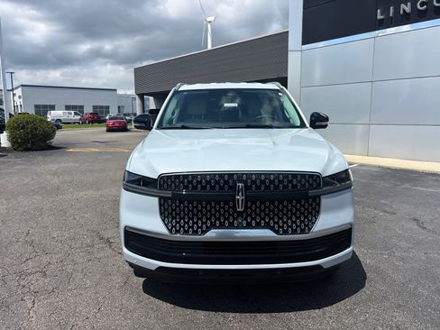 New 2026 Lincoln Navigator Premiere AWD/4WD image 2