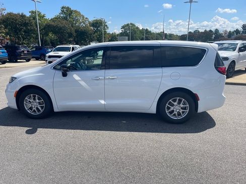 New 2026 Chrysler Pacifica Select FWD image 3