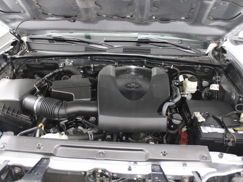 Used 2021 Toyota Tacoma SR5 w/ Technology Package AWD/4WD image 10