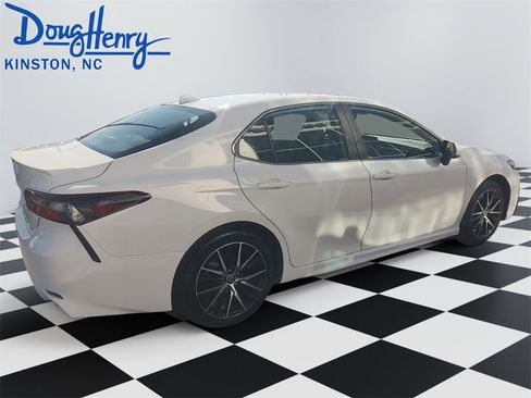 Used 2024 Toyota Camry SE image 6