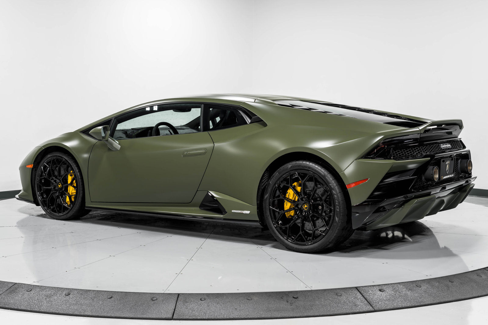 Used 2022 Lamborghini Huracan EVO RWD image 5