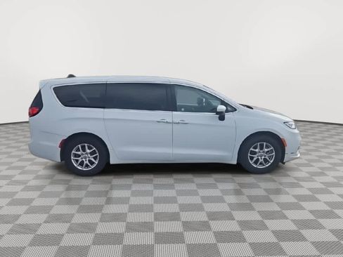Used 2023 Chrysler Pacifica Touring-L image 9