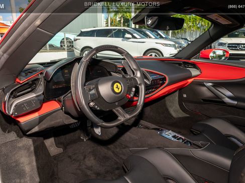 Used 2022 Ferrari SF90 Spider image 8