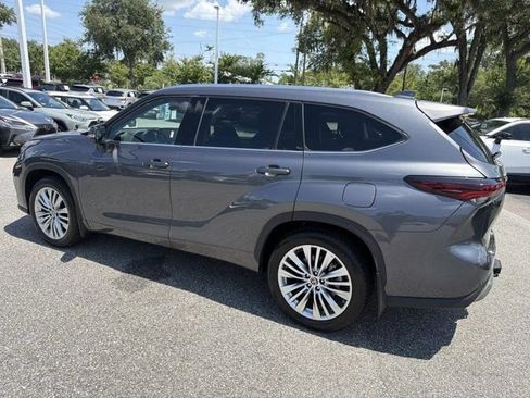 Certified 2024 Toyota Highlander Platinum FWD image 4