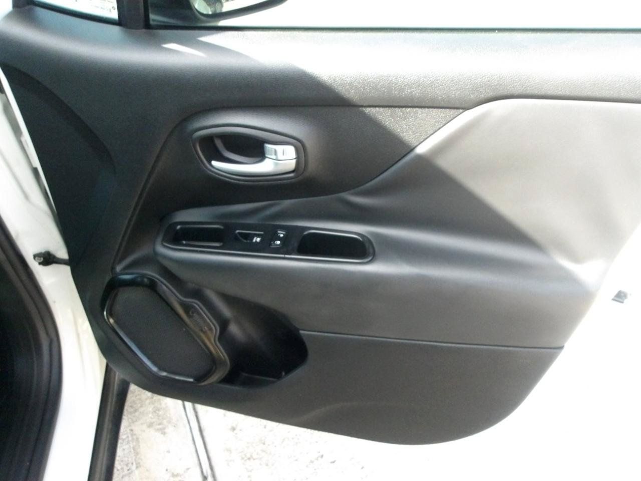Used 2018 Jeep Renegade Altitude FWD image 9