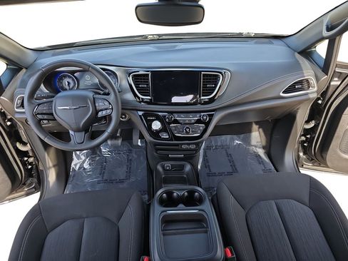 Used 2024 Chrysler Pacifica Touring FWD image 9