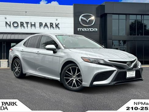 Used 2021 Toyota Camry SE w/ Carpet Mat Package (TMS) image 1