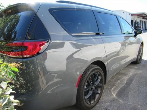 Used 2025 Chrysler Pacifica Limited image 4