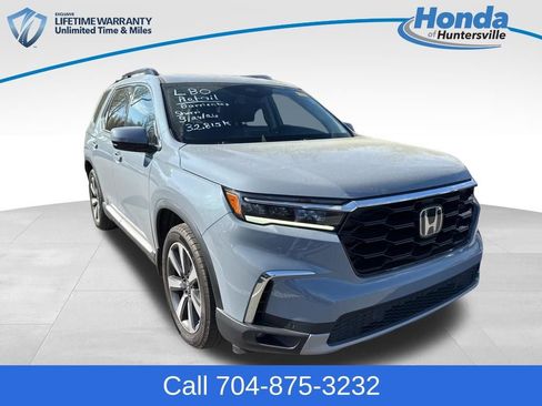 Used 2024 Honda Pilot Touring image 1