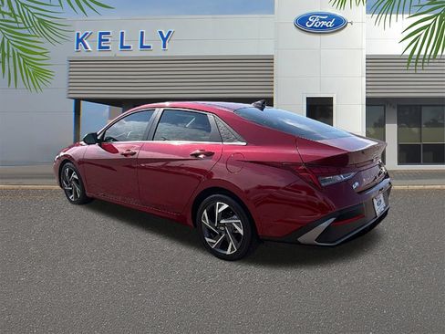 Used 2025 Hyundai Elantra Limited FWD image 3