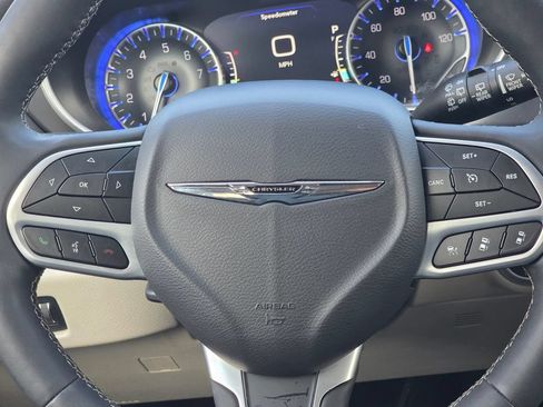 Used 2024 Chrysler Pacifica Touring-L FWD image 15