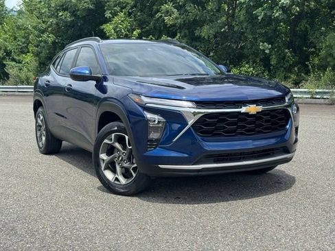 Used 2024 Chevrolet Trax LT w/ Driver Confidence Package FWD image 1