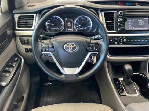 Used 2017 Toyota Highlander LE w/ Carpet Mat Package AWD/4WD image 15