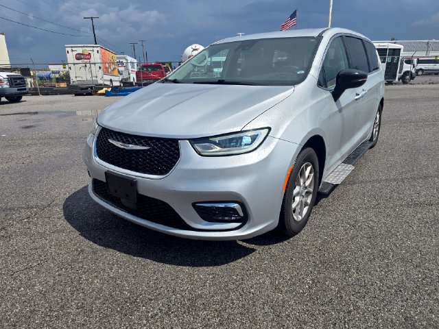 Used 2024 Chrysler Pacifica Touring-L FWD image 8