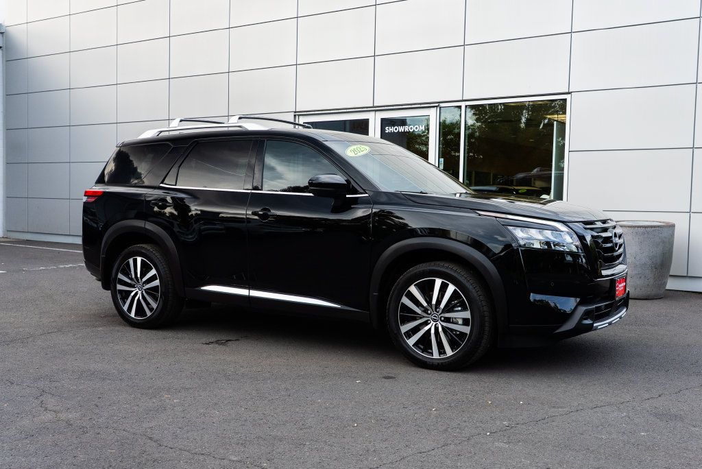 Used 2025 Nissan Pathfinder Platinum w/ Black Appearance Package AWD/4WD image 32