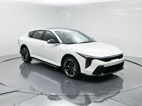 Used 2025 Kia K4 GT-Line w/ GT-Line Sunroof Package image 2