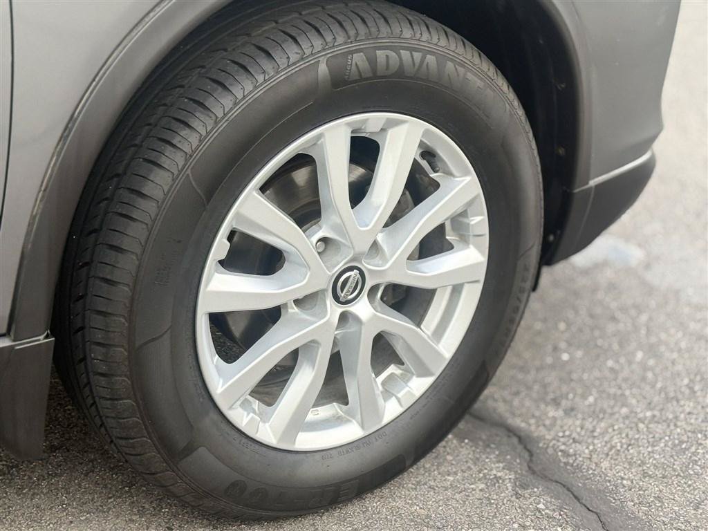 Used 2017 Nissan Rogue SV AWD/4WD image 9
