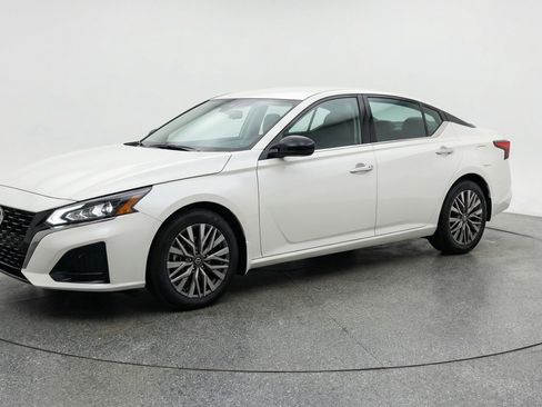 Used 2025 Nissan Altima 2.5 SV FWD image 3