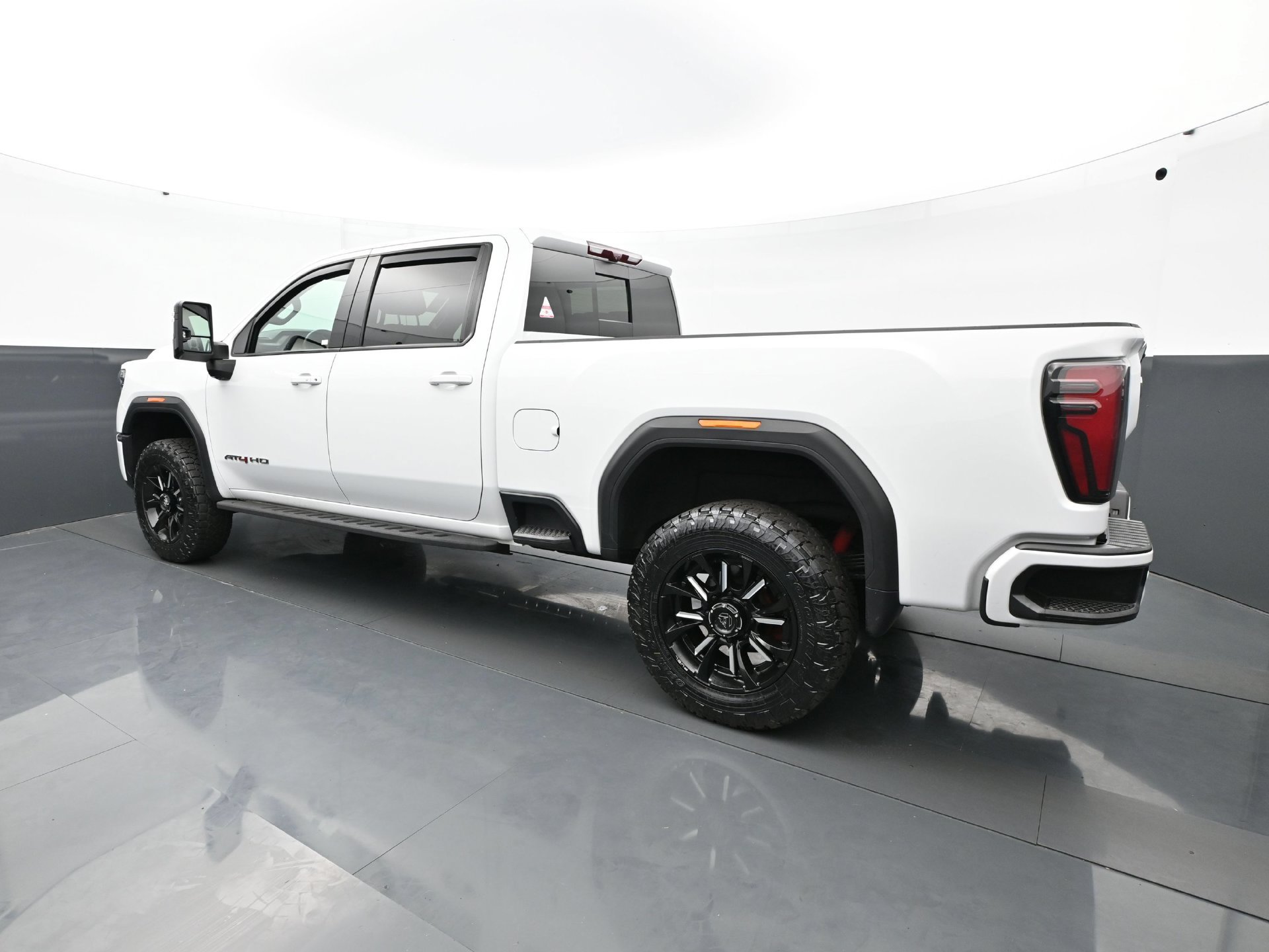 Used 2024 GMC Sierra 2500 AT4 w/ AT4 Premium Plus Package AWD/4WD image 4