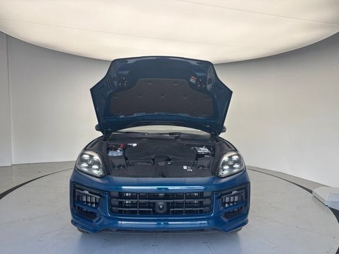 Certified 2025 Porsche Cayenne AWD/4WD image 26