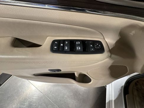 Used 2014 Jeep Grand Cherokee Overland w/ Advanced Technology Group image 21