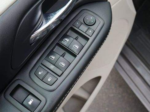 Used 2015 Chrysler Town & Country Touring image 14