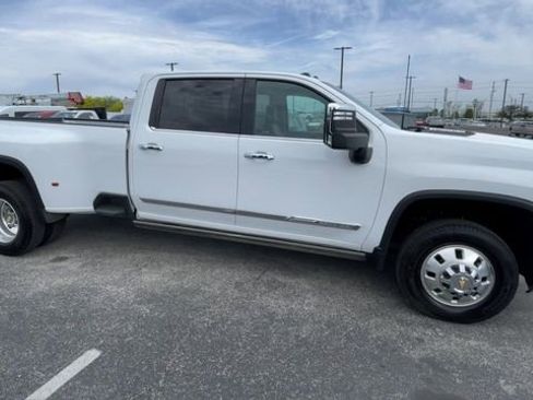 Used 2025 Chevrolet Silverado 3500 High Country w/ High Country Premium Package AWD/4WD image 3