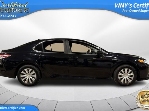 Used 2020 Toyota Camry LE image 4